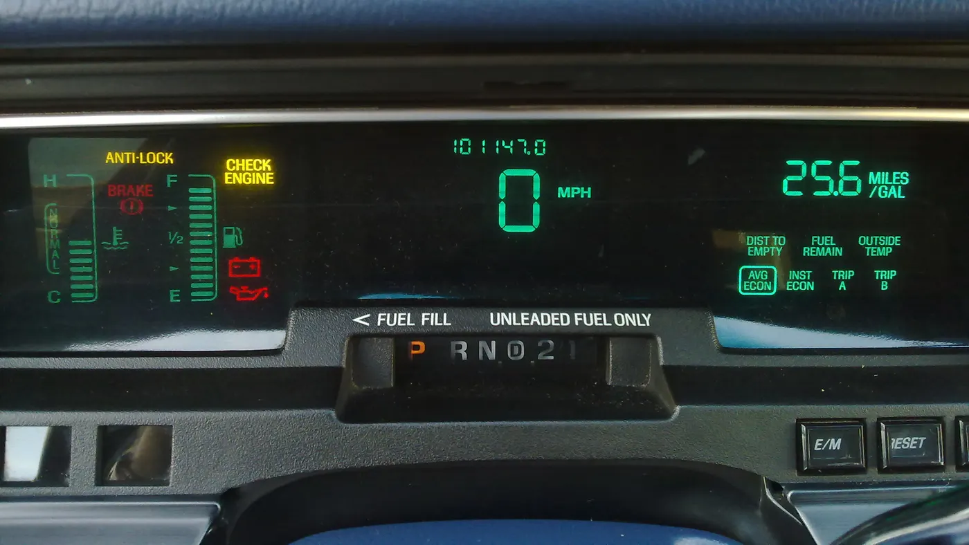 Приборная панель автомобиля с горящим индикатором Check Engine